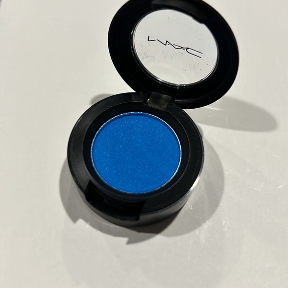 NWT MAC Cosmetics Satin Eye Shadow in Triennial Wave - Picture 2 of 5
